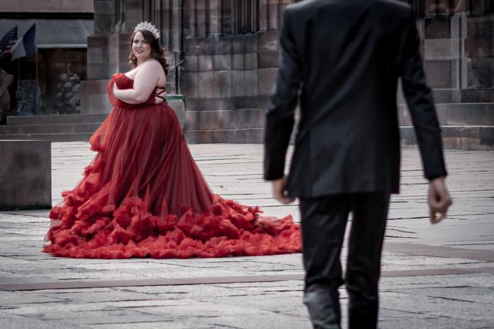100_ikonische_streetfotos_80_seite_178-179_-_womaninred.jpg