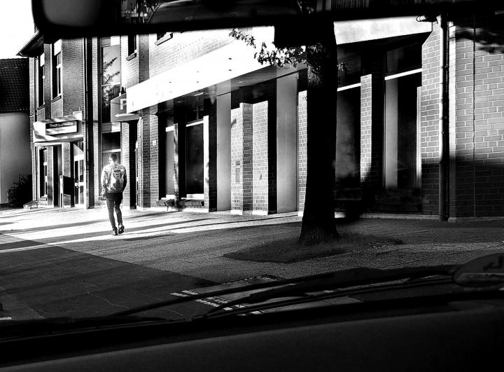 ein_blick_aus_dem_autofenster_mann_in_hauptstrasse_sw.jpg